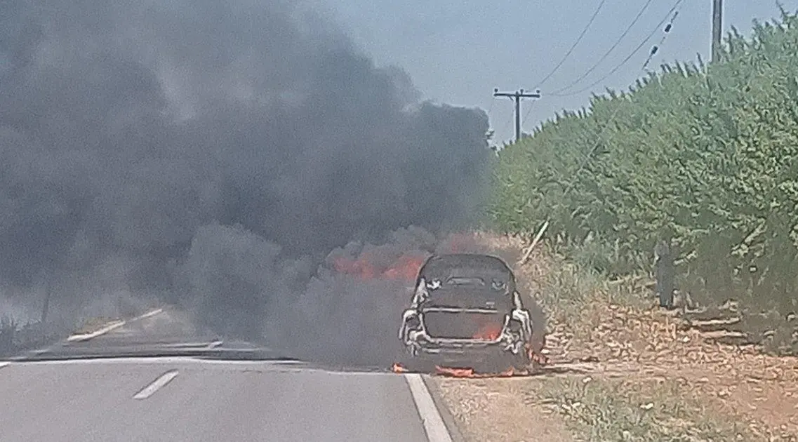 Φωτιά σε ΙΧ μετά από σύγκρουση σε περιοχή της Λάρισας