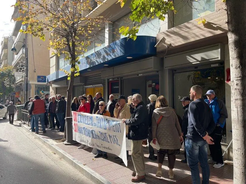 Ξεσηκωμός στις τοπικές κοινωνίες - Διαμαρτυρία στα ΕΛΤΑ Λάρισας 