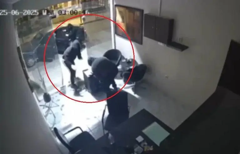 Η κινηματογραφική εισβολή σε ενεχυροδανειστήριο της Λάρισας 