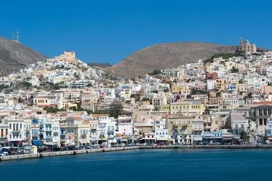 Το παστέλ νησί με την αυθεντική ατμόσφαιρα και τη μοναδική αρχιτεκτονική -Το ερωτεύτηκαν τρία διεθνή Μέσα