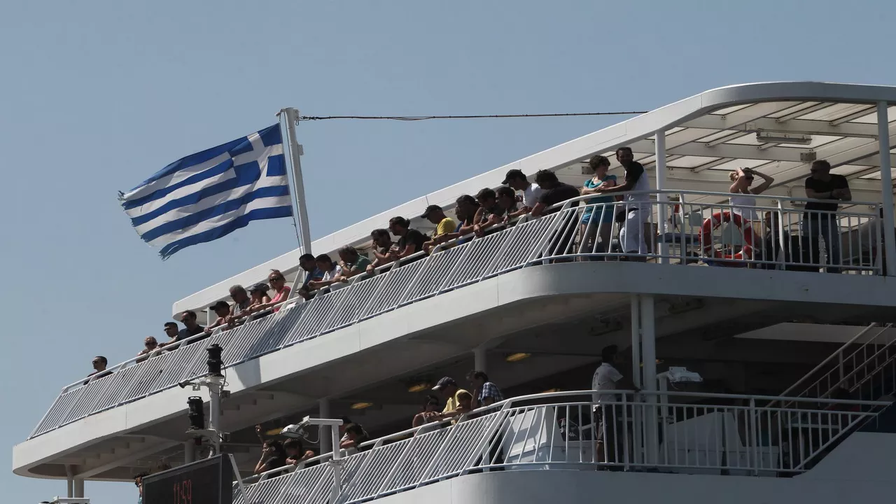 Πανικός για 550 επιβάτες πλοίου μετά από προσάραξη