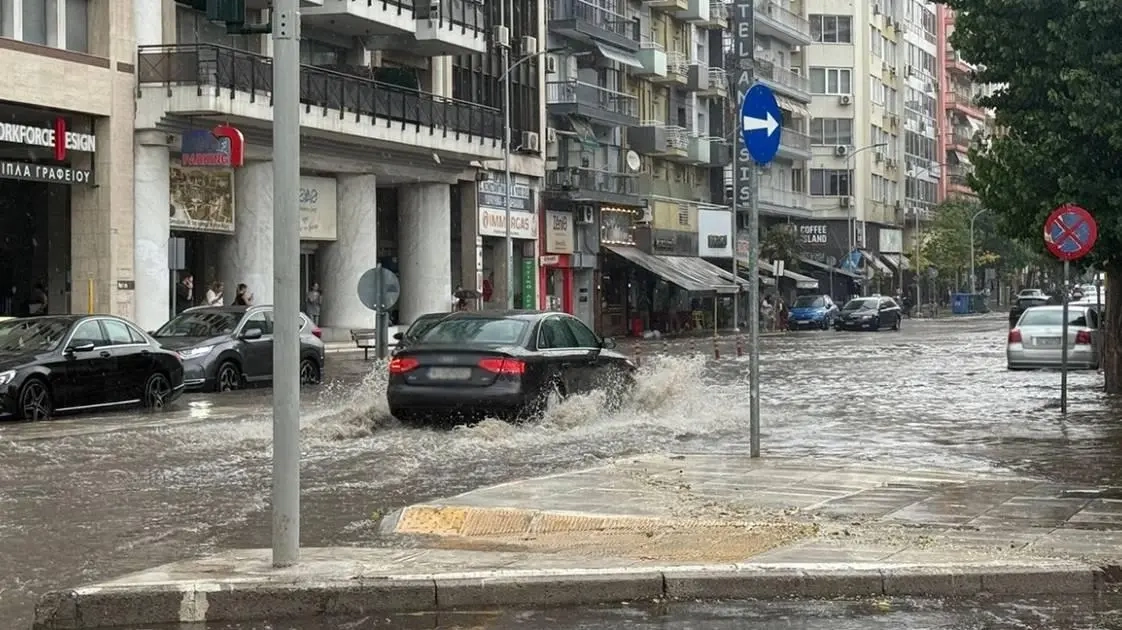 Καταιγίδα στη Θεσσαλονίκη: Ποτάμια κεντρικοί δρόμοι - Έφυγε καπάκι φρεατίου, δείτε βίντεο