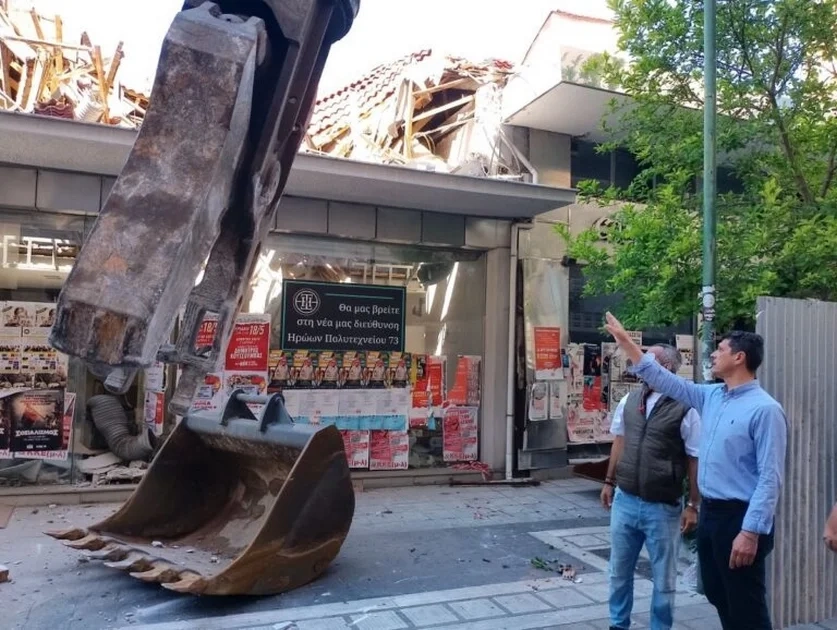 Ξεκίνησαν οι κατεδαφίσεις απέναντι απ' το Αρχαίο Θέατρο της Λάρισας