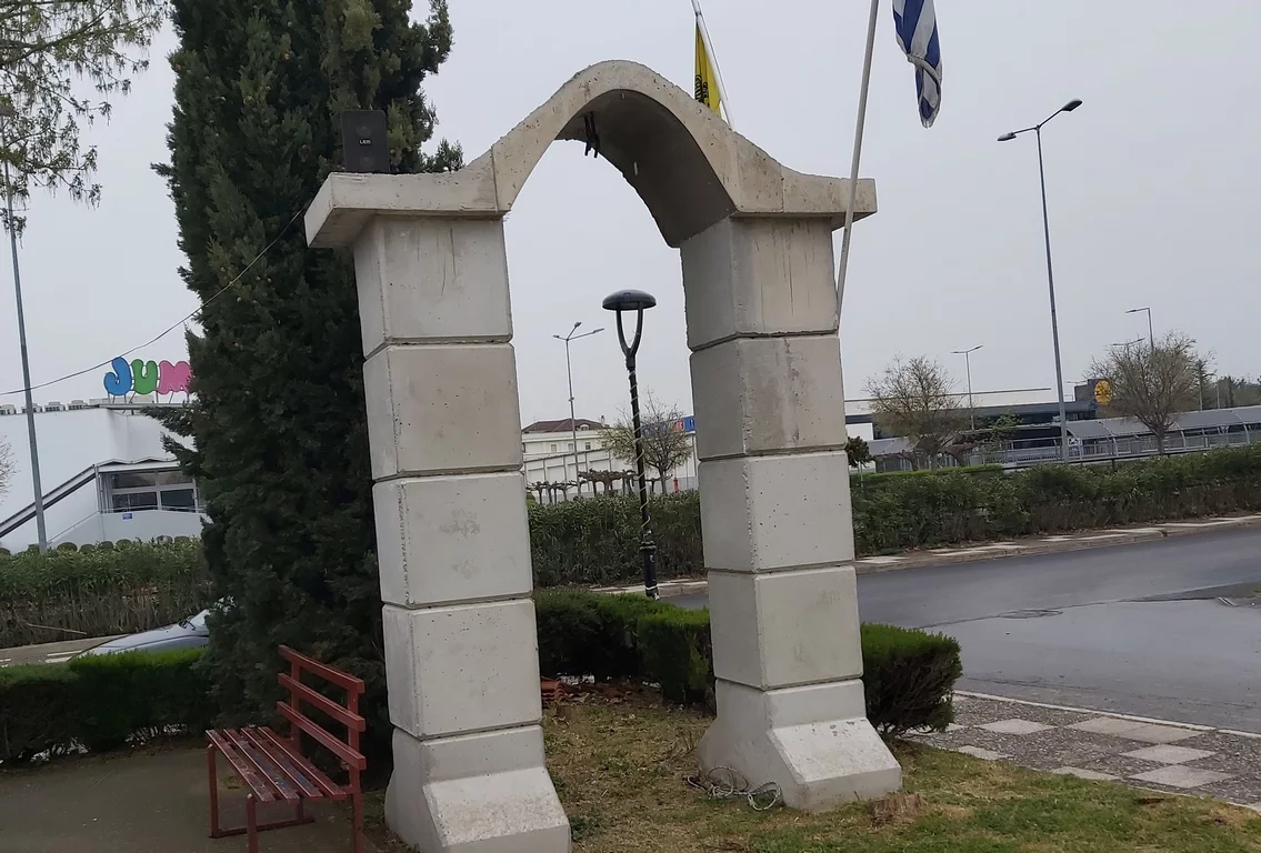 Αθεόφοβοι έκλεψαν τις καμπάνες από εκκλησάκι της Λάρισας (ΦΩΤΟ)