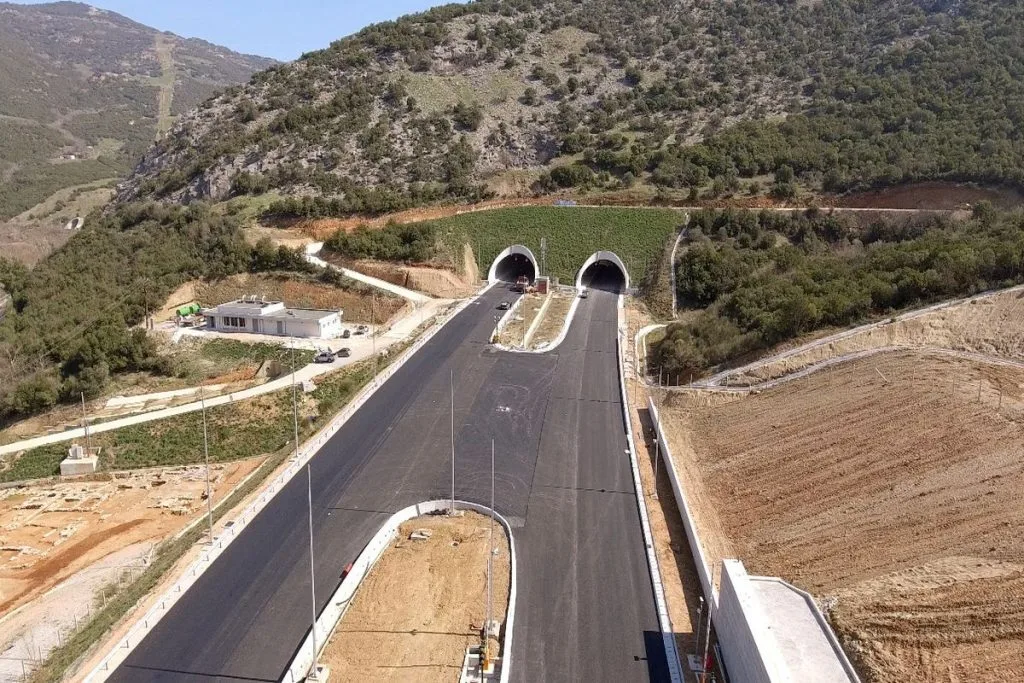 Διακοπή κυκλοφορίας στην κοιλάδα των Τεμπών για εργασίες βραχοπροστασίας