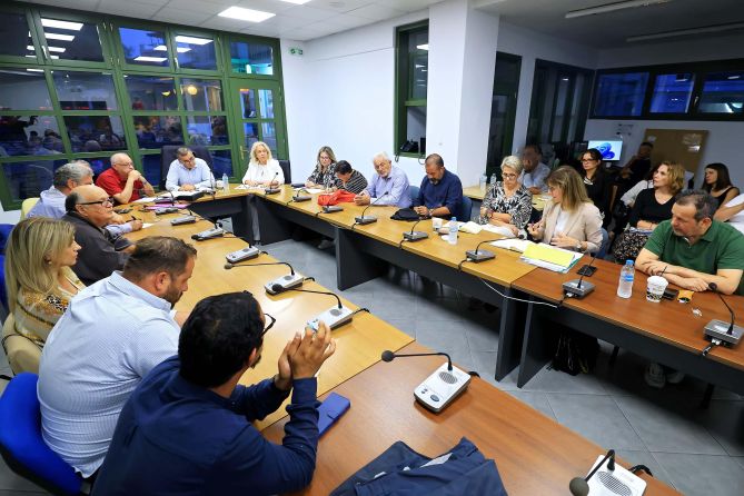 Περιφέρεια | Κολυμβητήριο στη Σκόπελο και ενίσχυση του Κέντρου Υγείας με εξοπλισμό και υλικά