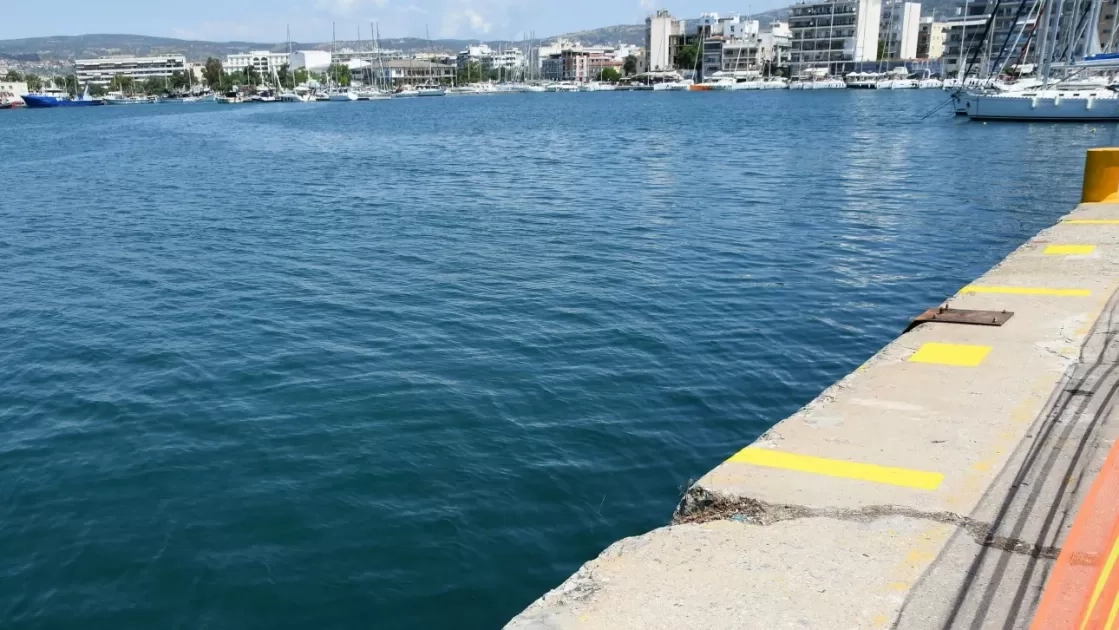 Δυσοσμία από θαλάσσια ρύπανση στο λιμάνι του Βόλου - Γίνονται δειγματοληψίες για μικροβιακό φορτίο