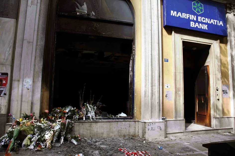 Εμπρησμός στη Marfin: Τον αποστολέα του mail ζητεί η ανακρίτρια - Παράσταση από την οικογένεια της Αγγελικής Παπαθανασοπούλου