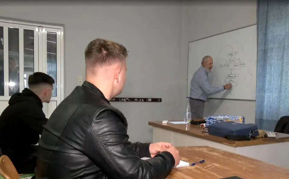 Συνταξιούχος καθηγητής σε χωριό της Λάρισας... χαλάει την πιάτσα!
