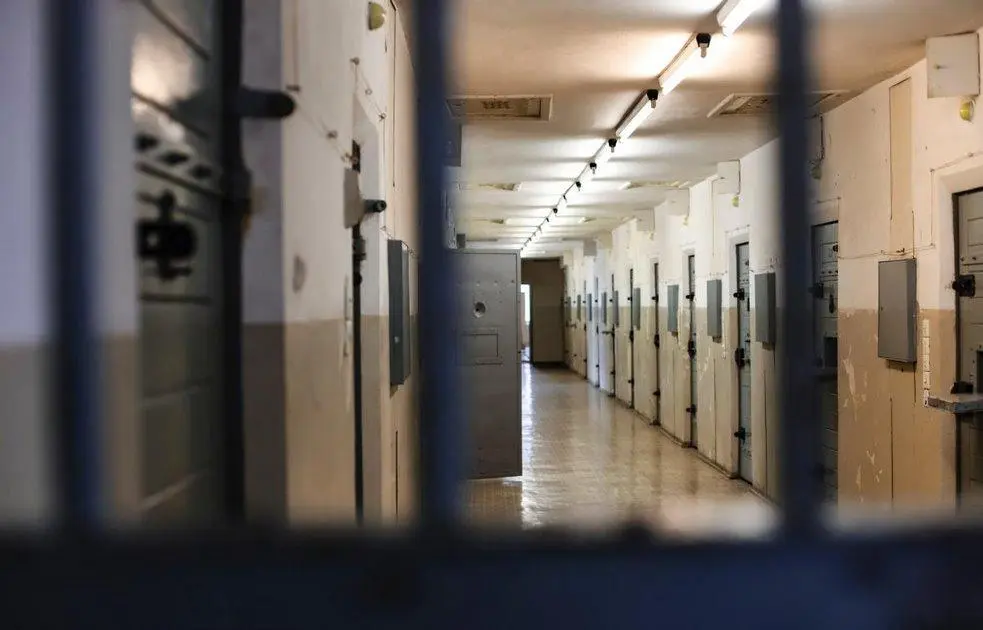 Η Ομοσπονδία Σωφρονιστικών Υπαλλήλων καταγγέλλει έλλειψη στήριξης – Σήμα κινδύνου η επίθεση κρατουμένου στη Λάρισα