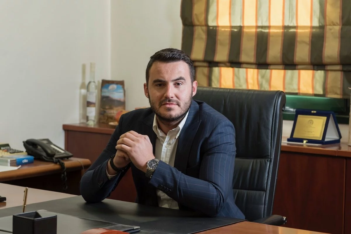 Μπίζιος: Πρόχειρη και ανεύθυνη η απόφαση του δήμου Ελασσόνας για μετακίνηση μαθητών σε σχολεία της Καλλιθέας