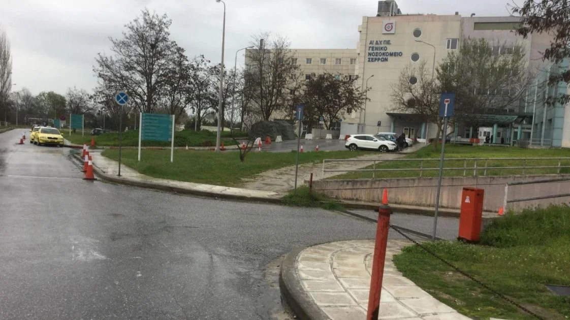 Με κάταγμα στη σπονδυλική στήλη ο 9χρονος που καταπλακώθηκε από μεταλλική πόρτα – Έχει αποφύγει το χειρουργείο
