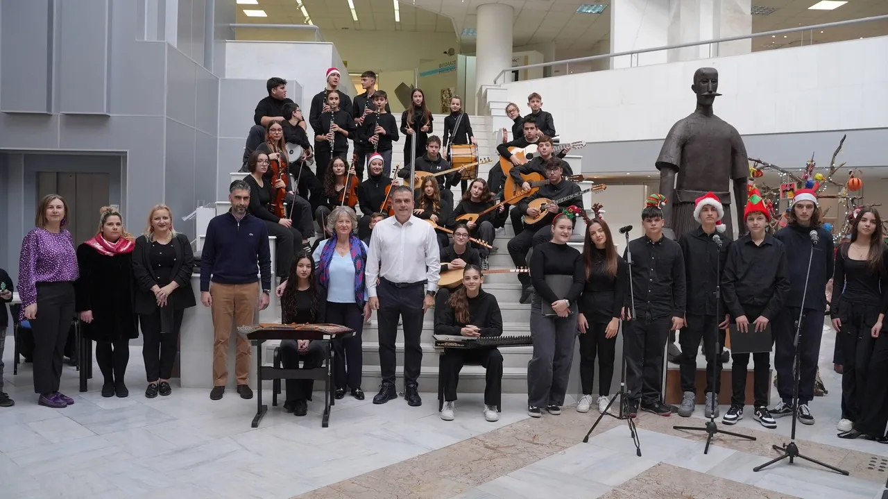 "Χριστουγεννιάτικες πινελιές" στη Δημοτική Πινακοθήκη Λάρισας (ΦΩΤΟ)