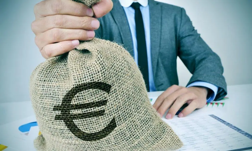 Ήταν πολλά τα λεφτά!!! Θεσσαλός δήμαρχος ξέχασε σε συνεδρίαση σακίδιο με δεκάδες χιλιάδες ευρώ...