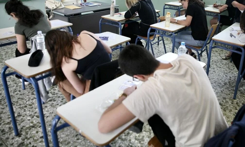 Μαθητής έσκυψε και φάνηκαν τα σκονάκια του