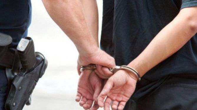 Κυκλοφορούσε στη Λάρισα... με γκλοπ και σιδερογροθιά!