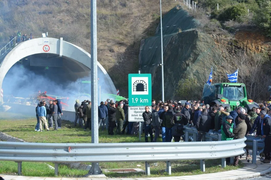 Στα χέρια των αγροτών τα Τέμπη - Κλειστές οι σήραγγες για 48 ώρες