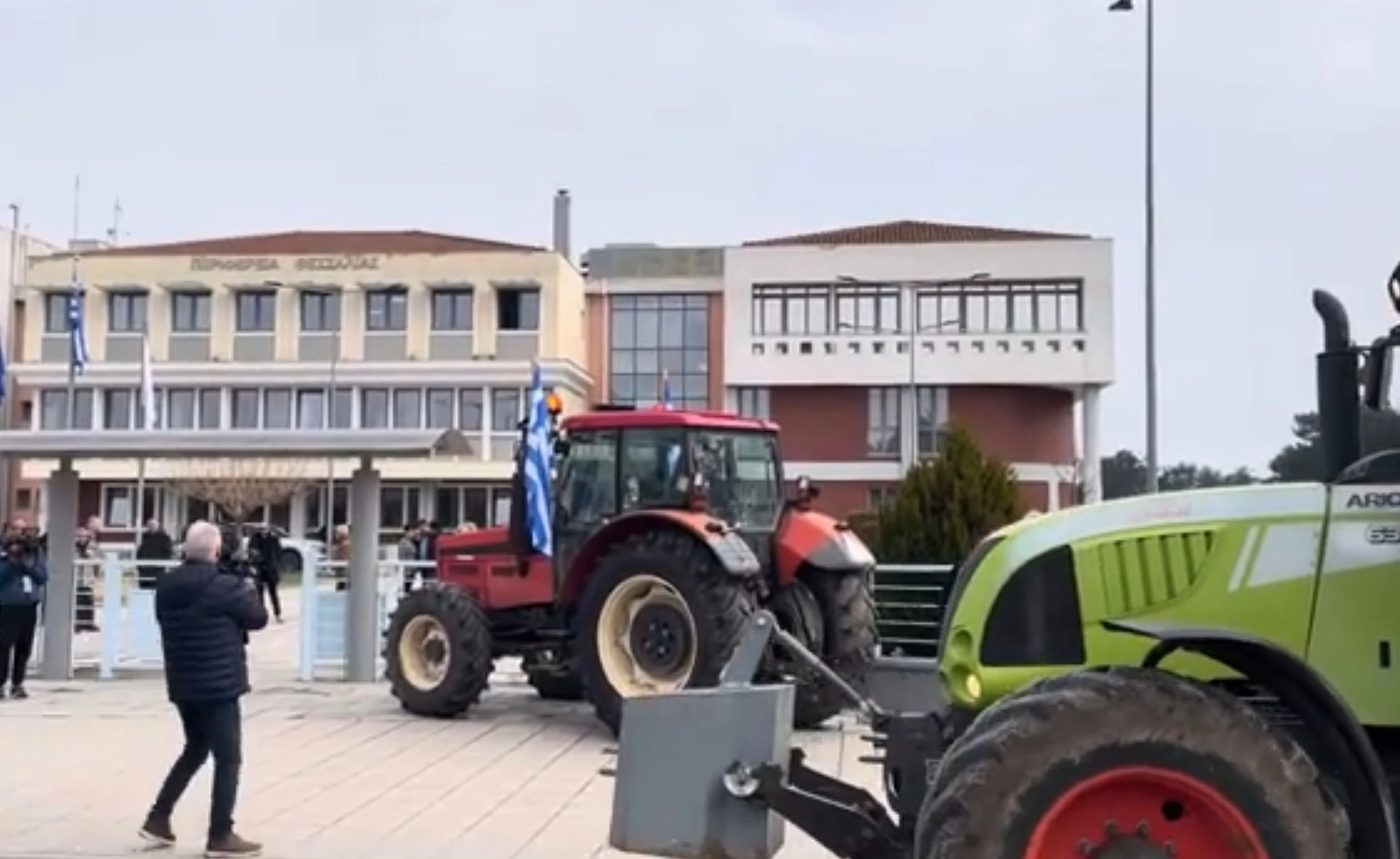 Αγρότες και τρακτέρ στην έδρα της Περιφέρειας Θεσσαλίας