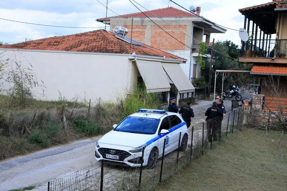 Τρίκαλα: Σε ανακριτή και εισαγγελέα ο 18χρονος που ομολόγησε τη δολοφονία της μητέρας του