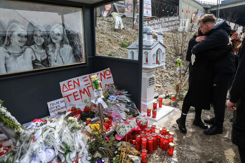 Ράγισαν καρδιές στο μνημόσυνο για τα θύματα της σιδηροδρομικής τραγωδίας των Τεμπών (ΦΩΤΟ)