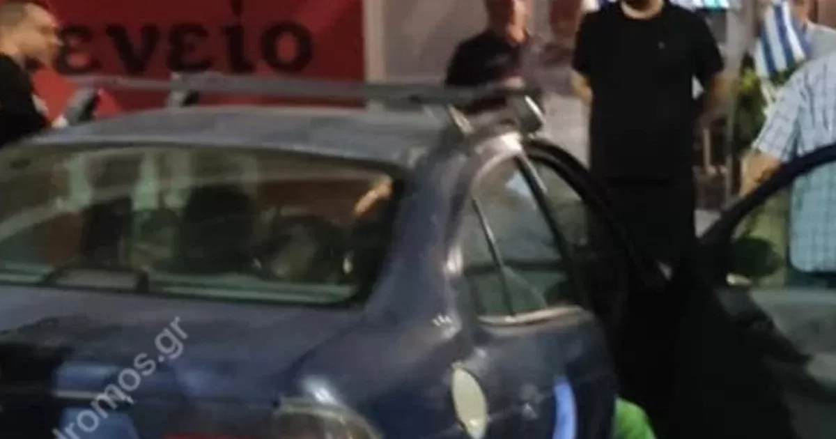 Τρελή πορεία αυτοκινήτου που έπεσε σε παρκαρισμένο όχημα και σε πεζό
