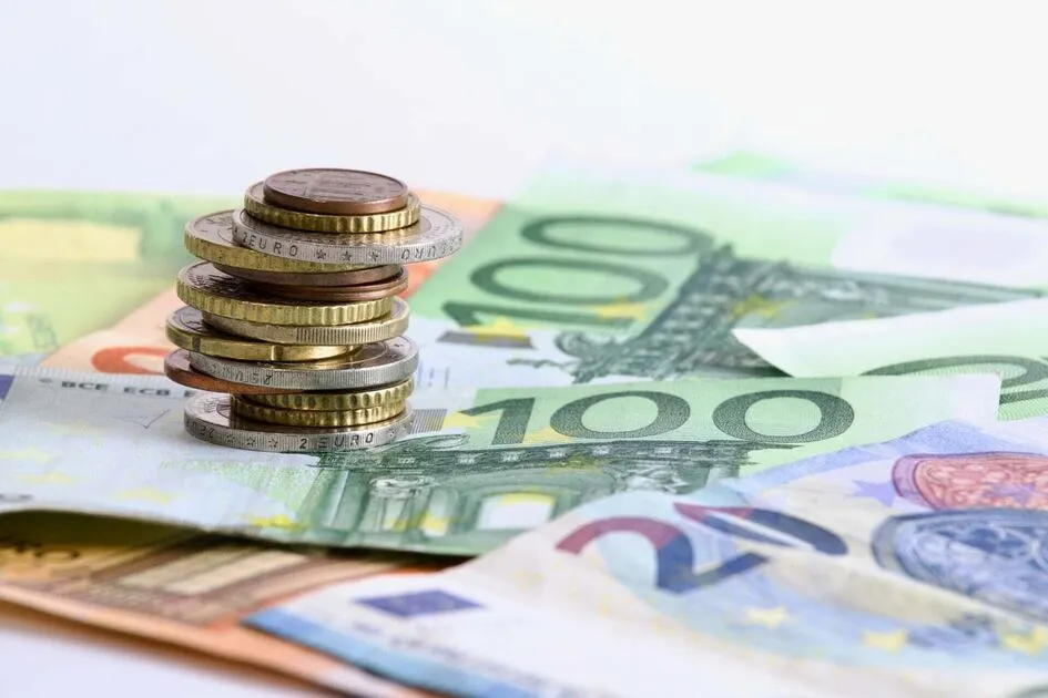 Στη Βουλή το νέο πακέτο μέτρων: Ενίσχυση 150 ευρώ ανά παιδί, 72 δόσεις και διευρυμένη επιστροφή ενοικίου