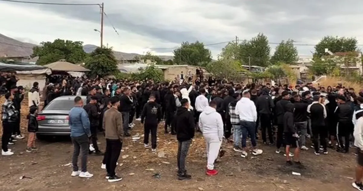 Καταιγισμός πυροβολισμών στην κηδεία 18χρονου Ρομά που σκοτώθηκε σε τροχαίο
