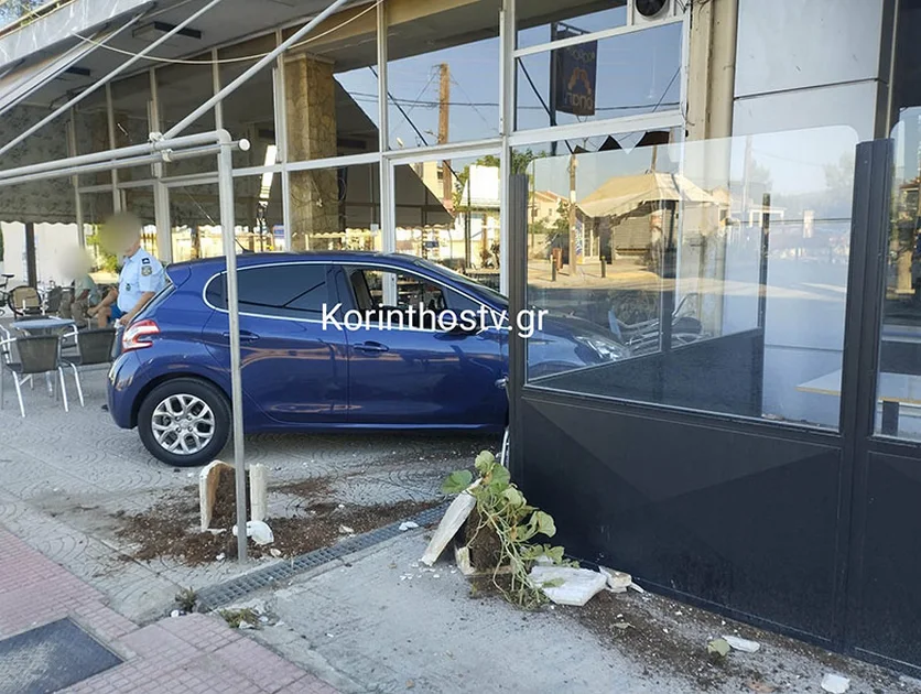 «Μπούκαραν» με το αυτοκίνητο σε καφενείο