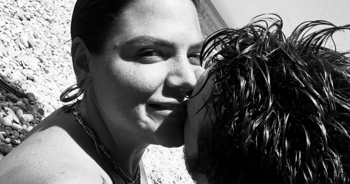 Η Δανάη Μπάρκα φωτογραφίζεται στην αγκαλιά του Φάνη Μπότση: Ό,τι χρειάζομαι χωράει σε μια παραλία»
