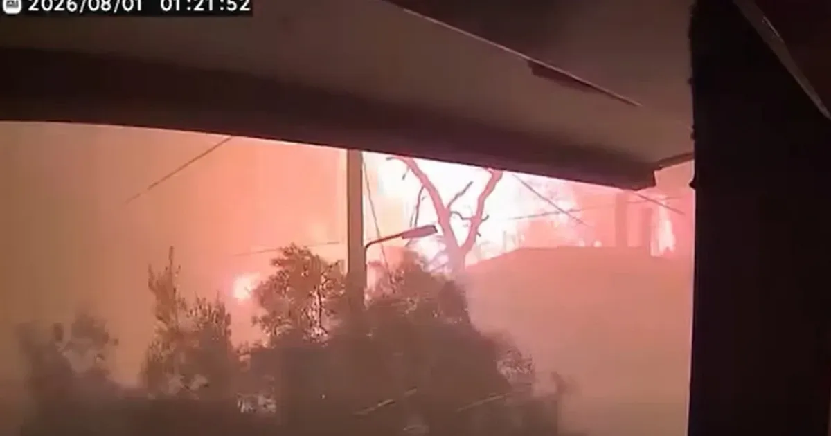 Η στιγμή που η φωτιά εισβάλλει στο Πόρτο Γερμενό και κατακαίει τα πάντα
