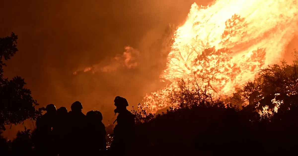 Νύχτα αποκάλυψης στο Πόρτο Γερμενό: Η φωτιά κατεβαίνει επικίνδυνα το βουνό προς τα σπίτια