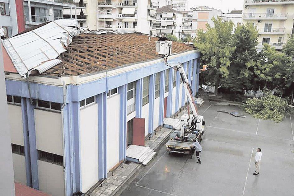 Ξεκίνησε η αποκατάσταση της στέγης του Γυμναστηρίου στο 5 Γ/Λ Λάρισας (ΦΩΤΟ)
