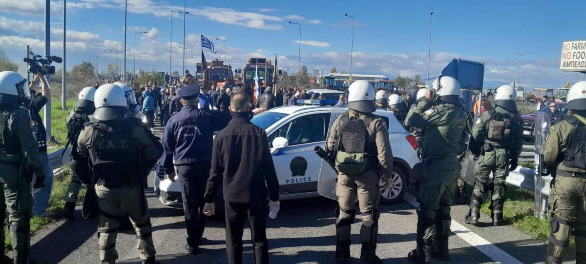 Επεισόδια σε Πλατύκαμπο και Νίκαια: Χημικά στους αγρότες – Έκλεισε η εθνική οδός