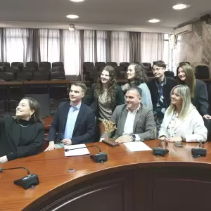 DHMARXOS-EUNIKH-PROTEYOUSA-NEOLAIAS4_original